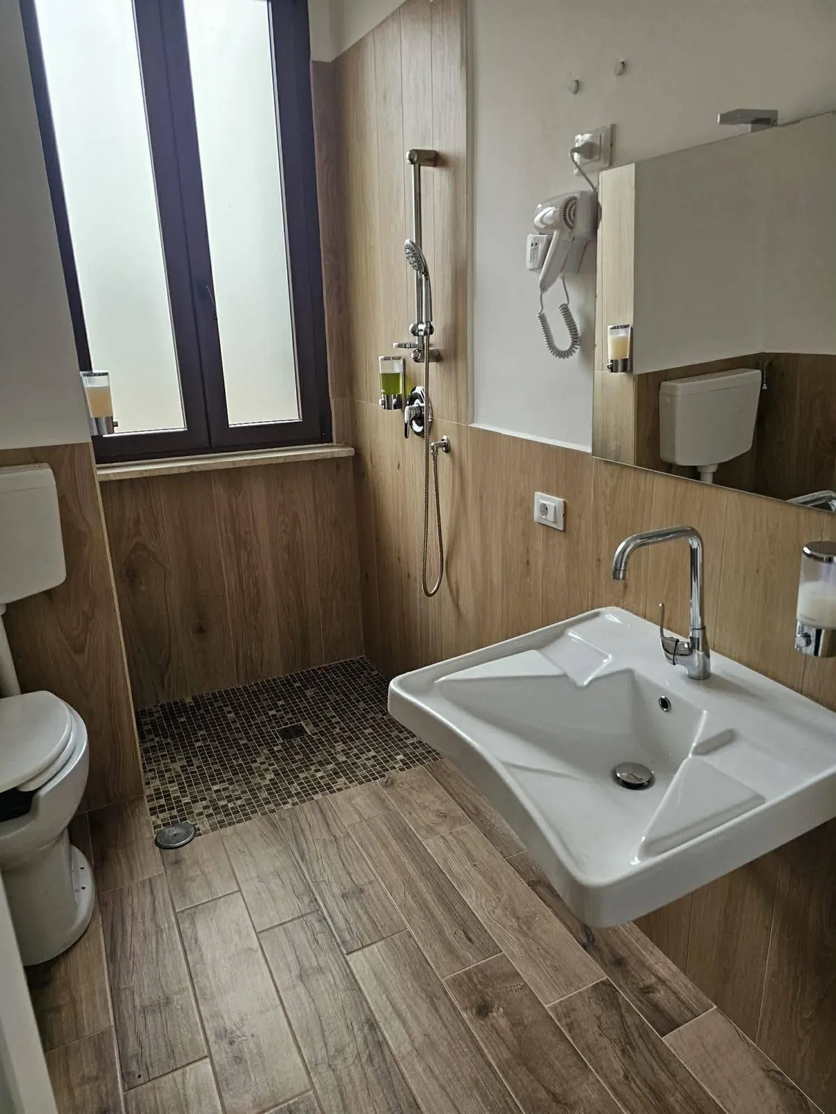 Bagno privato con doccia a filo pavimento